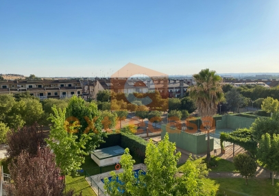Piso en alquiler en Huerta Rosales con piscina y jardines comunitarios